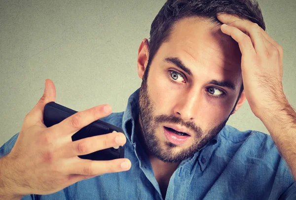 Retrato, sorprendido hombre sensación de cabeza, sorprendido de que está perdiendo el pelo — Foto de Stock