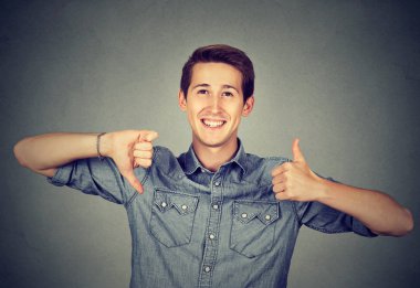 Başparmak aşağı yukarı hareketi ile mutlu adam