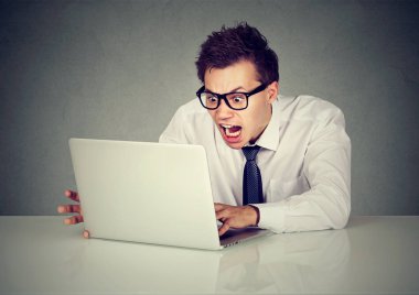 Bilgisayar başında çığlık öfkeli iş adamı