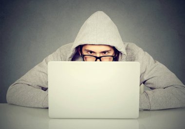 genç adam bir dizüstü bilgisayar kullanarak