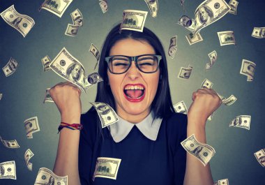 kadın exults yumruk kendinden geçmiş pompalama kutluyor başarı para yağmur altında