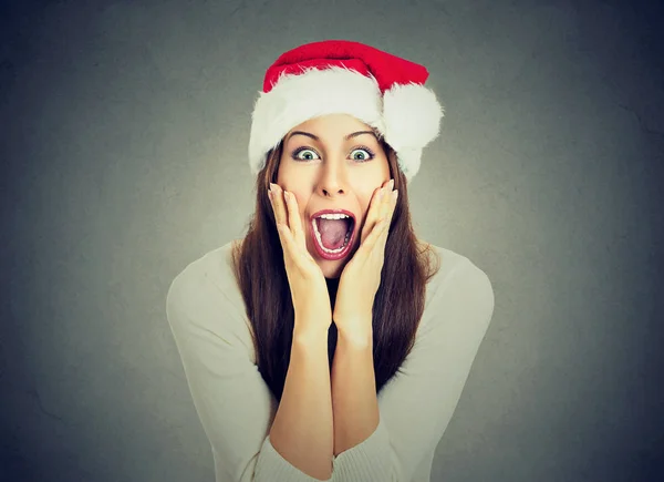 Sorprendido emocionado feliz mujer usando rojo santa claus sombrero buscando sorprendido — Foto de Stock