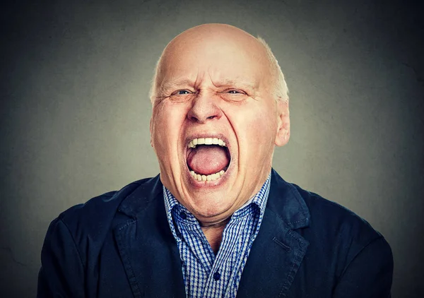 Портрет старшего разгневанного человека — стоковое фото
