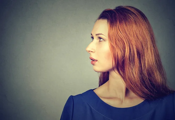 Fille rousse aux cheveux longs et brillants ondulés — Photo