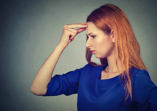 Perfil lateral estresado triste mujer joven preocupado pensando —  Fotos de Stock