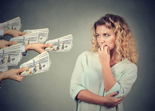 Woman hesitant to take bribe from people — Stock Photo, Image