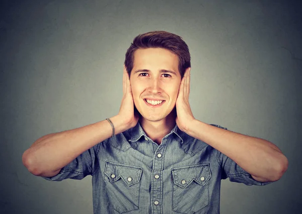 Homem cobrindo seus ouvidos com as mãos. Não ouça nenhum conceito maligno — Fotografia de Stock