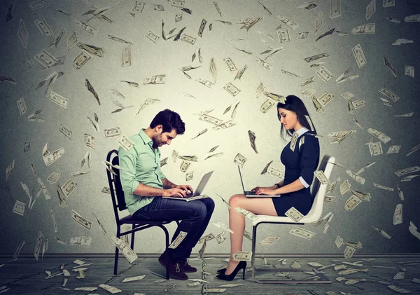 Erkek ve kadın para kazanmak online iş kurma dizüstü bilgisayar kullanarak — Stok fotoğraf