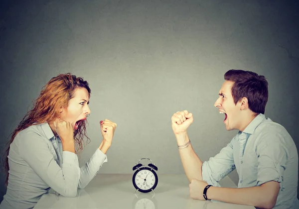 Man en vrouw mad vertoornd op elkaar gelet onenigheid schreeuwen — Stockfoto