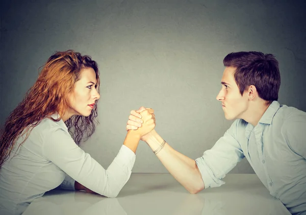 Obchodní lidé žena a muž arm wrestling — Stock fotografie