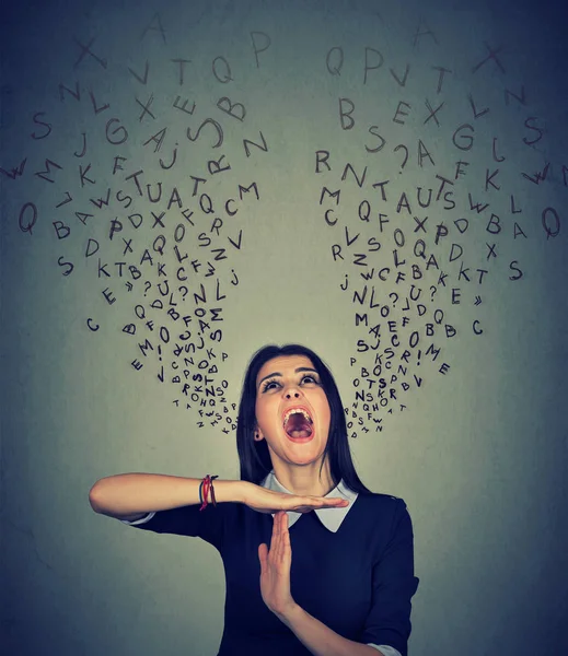 Frau zeigt aus dem Mund kommende Buchstaben des Alphabets — Stockfoto