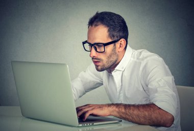 genç adam bir dizüstü bilgisayar kullanarak