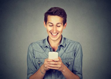 adam akıllı telefon kısa izlerken film resimler mesaj arıyor 