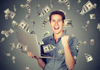 Para kazanmak online iş kurma dizüstü kullanan başarılı adam 