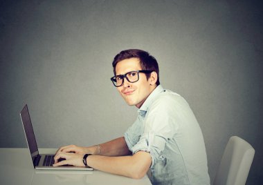Dizüstü bilgisayar kullanan nerdy adam