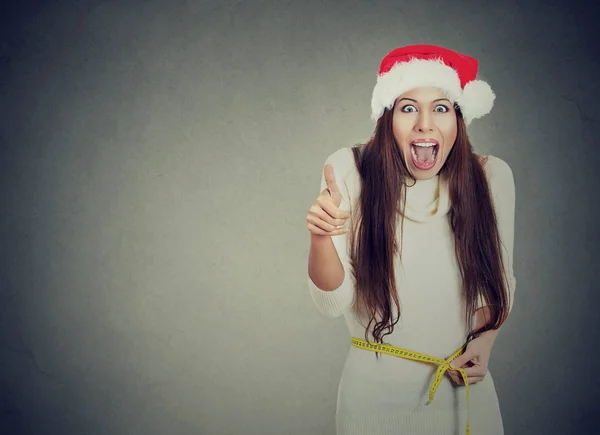 Christmas kvinna upphetsad om viktminskning mäta midjan — Stockfoto