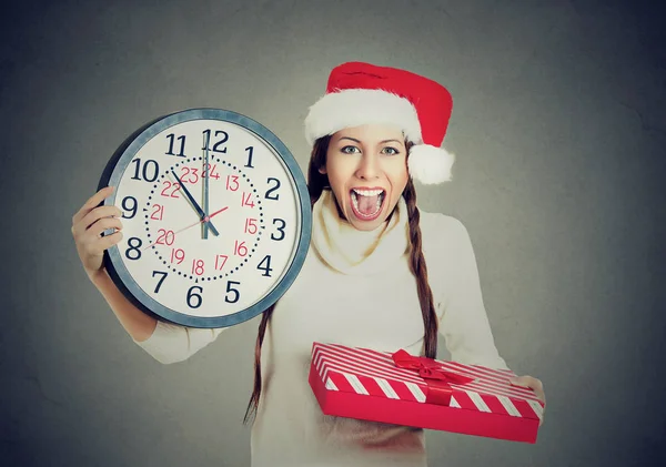 Lycklig kvinna röd jultomten hatt hålla klockan presentbox — Stockfoto