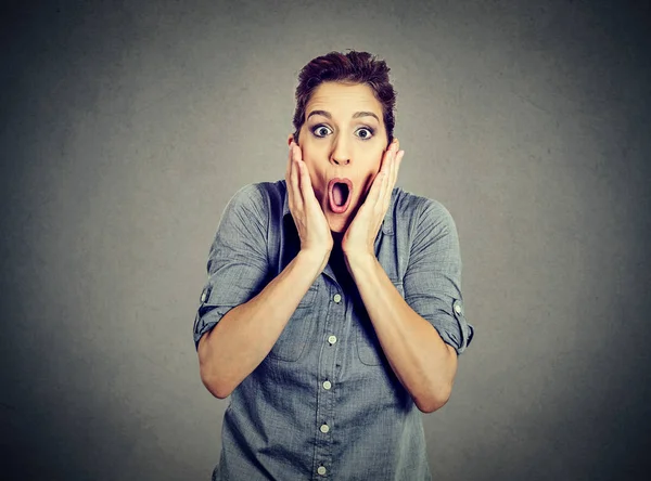 Primer plano retrato sorprendido joven mujer — Foto de Stock