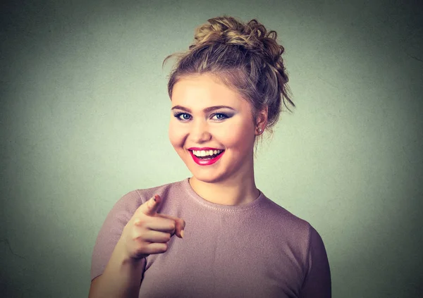 Lächelnde Frau zeigt mit dem Finger auf dich — Stockfoto