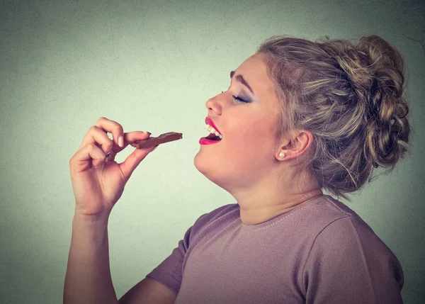 Joven mujer ama barras de chocolate — Foto de Stock