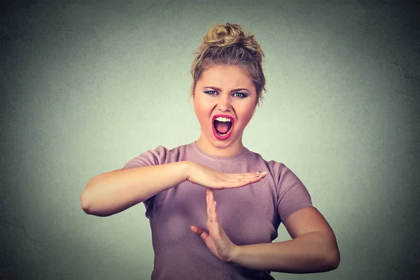 Donna mostrando tempo fuori mano gesto frustrato urlando di smettere — Foto Stock