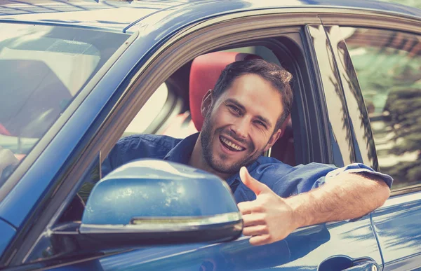 Uomo conducente felice sorridente mostrando pollici su guida auto sportive — Foto Stock