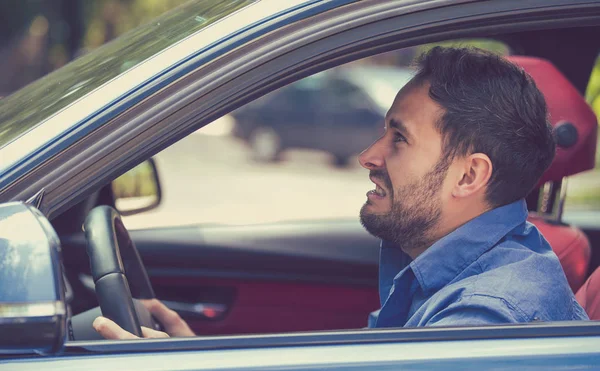 Perfil lateral motorista irritado. Emoções humanas negativas enfrentam expressio — Fotografia de Stock