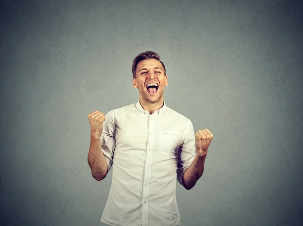 Счастливый успешный бизнесмен выигрывает кулаки накачанные празднования успеха — стоковое фото