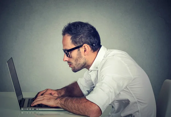 Jovem usando um laptop — Fotografia de Stock