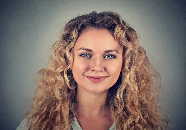 Mulher feliz sorrindo isolado no fundo cinza — Fotografia de Stock