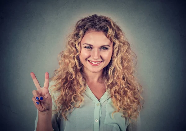 Menina adolescente feliz mostrando vitória ou sinal de paz — Fotografia de Stock