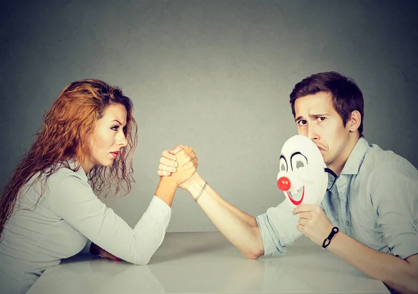 Geschäftsleute Frau und Mann Armdrücken — Stockfoto