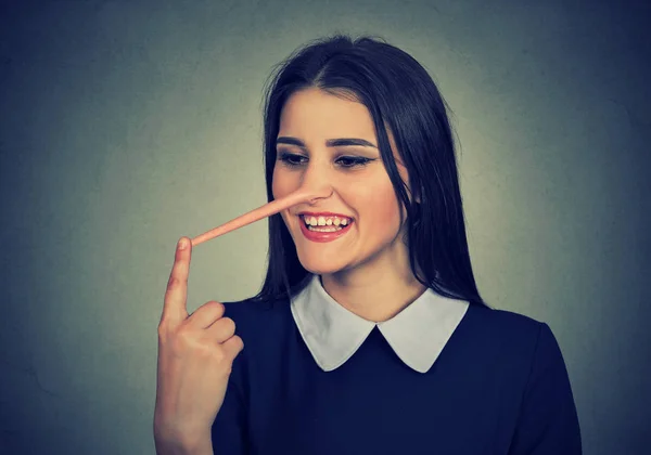 Vrouw met lange neus. Gelukkig leugenaar concep — Stockfoto