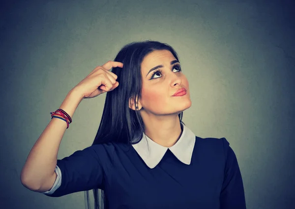 Σύγχυση σκέψης γυναίκα μπερδεμένος ξύσιμο το κεφάλι επιδιώκει μια λύση — Φωτογραφία Αρχείου