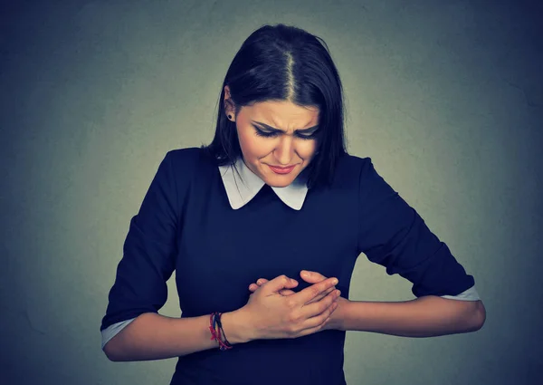 Mujer con ataque al corazón, dolor, problemas de salud sosteniendo tocar su pecho — Foto de Stock