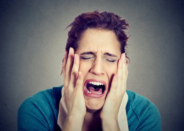 Umutsuz genç kadının ağladığını