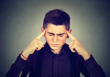 üzgün genç adam için endişe ile yüz ifadesi baktığını vurguladı