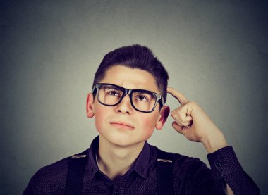 şaşkın şaşkın düşünen adam ararken başını tırmalamak 