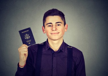 Portre mutlu yakışıklı genç ABD pasaportu ile 