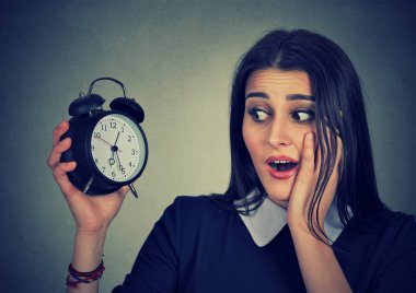 Alarm saat bakarak endişeli genç kadın. Zaman basınç kavramı