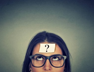soru işareti olan düşünme kadın