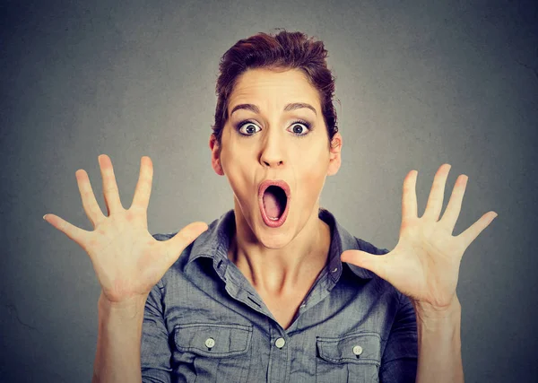 Opgewonden verrast jonge vrouw schreeuwen — Stockfoto
