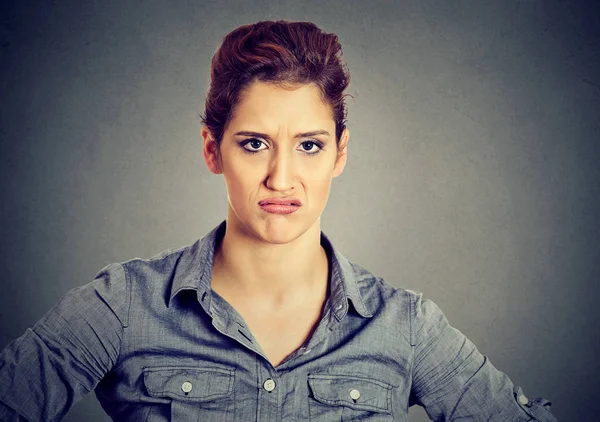 Femme pessimiste en colère avec une mauvaise attitude vous regardant — Photo