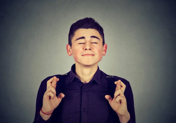 Joven pidiendo un deseo — Foto de Stock