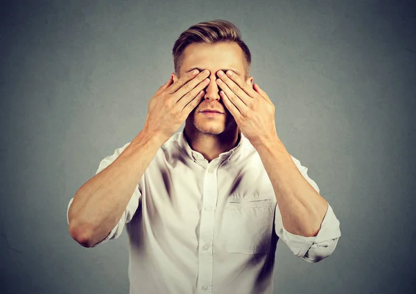 Joven cubriendo los ojos con ambas manos — Foto de Stock