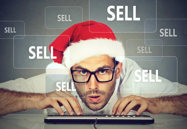 Hombre de negocios de Navidad en el sombrero de santa venta de cosas en Internet — Foto de Stock