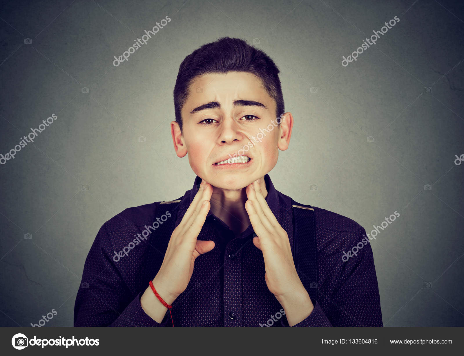 У больного молодого человека болит шея. стоковая