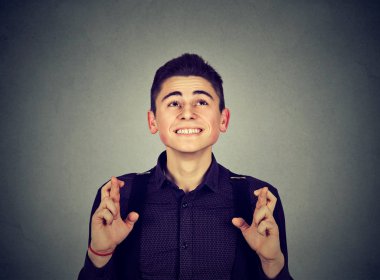 Adam onun parmak çarpı işareti tutarak bir dilek yapma.