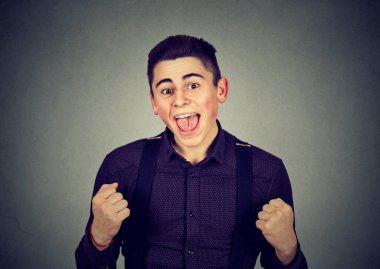 Mutlu pompalanan kutluyor başarı kazanan başarılı öğrenci adam yumruk 