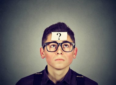 düşünen adam soru işareti ile 